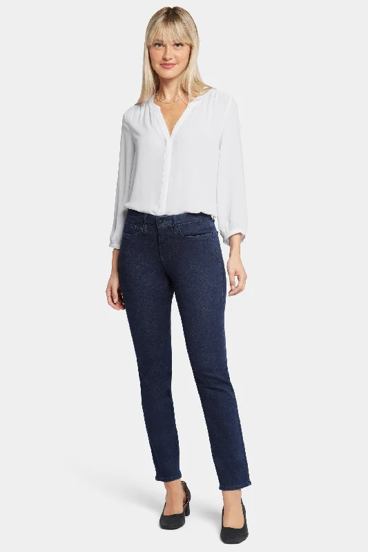 Sheri Slim Jeans - Rinse Fashionable Straight Fit Denim